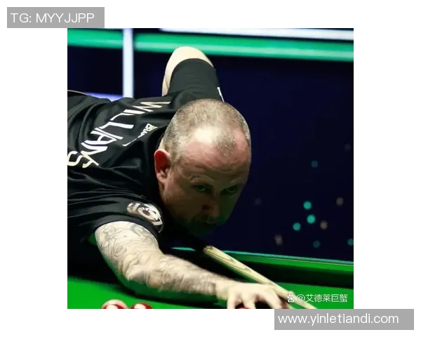 260足球球星传奇：从巅峰到落寞，他们的辉煌与挑战并行的成长故事