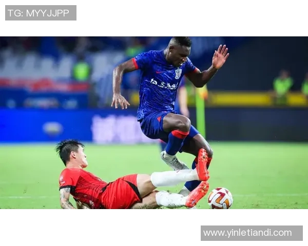 足球球星背吸挑战瞬间曝光 引发球迷热议与模仿潮流